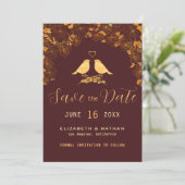 Elegantes Burgundy & Gold Birds Blumenmuster Save The Date (Stehend Vorderseite)