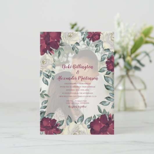 Elegantes Burgundy Ivory Cream Floral Wedding Foto Einladung (Stehend Vorderseite)