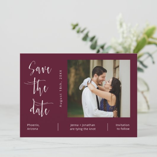 Elegantes Burgundy QR Code Foto Save the Date Einladung (Stehend Vorderseite)