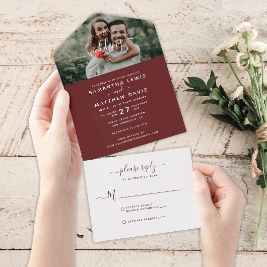 Elegantes Burgundy Red Calligraphy Foto Wedding All In One Einladung
