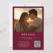 Elegantes Burgundy Red Floral Foto QR Code Hochzei Einladung (Rückseite)