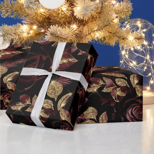 Elegantes Burgundy Rot und Gold Rose Blumenmuster Geschenkpapier (Feiertage)