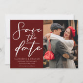 Elegantes Burgundy Script Couple Foto Save The Date (Vorderseite)