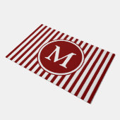 Elegantes Burgundy Stripes Monogramm Fußmatte (Schrägansicht)