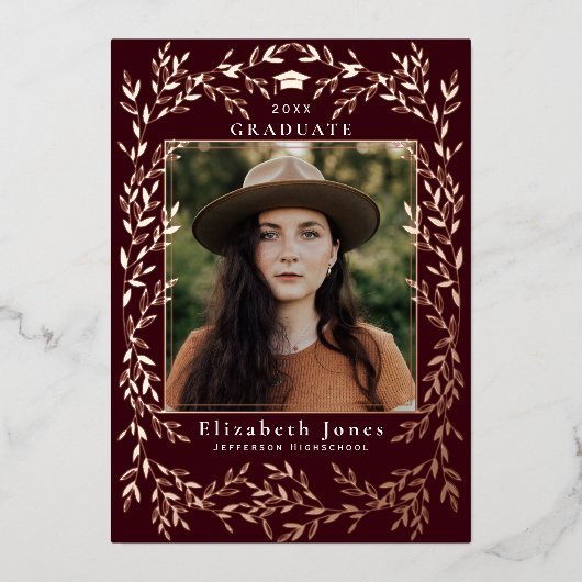 Elegantes Burgundy Wreath Abschluss Foto Folieneinladung (Vorderseite)