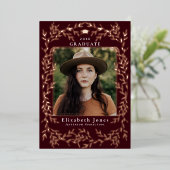 Elegantes Burgundy Wreath Abschluss Foto Folieneinladung (Stehend vorne)