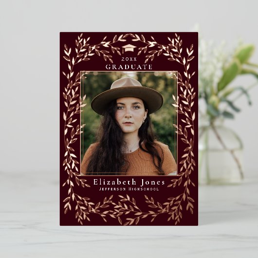 Elegantes Burgundy Wreath Abschluss Foto Folieneinladung (Stehend vorne)