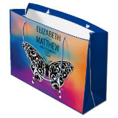 Elegantes Butterfly-Design und farbenfrohe Sonnenu Große Geschenktüte (Rückseite Schrägansicht)