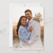 Elegantes Calligrafy Script Monogram Foto Wedding Einladung (Rückseite)