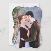 Elegantes Calligraphy Burgundy Floral Foto Wedding Einladung (Rückseite)