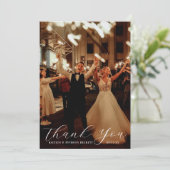 Elegantes Calligraphy Custom Wedding Foto Dankeskarte (Stehend Vorderseite)