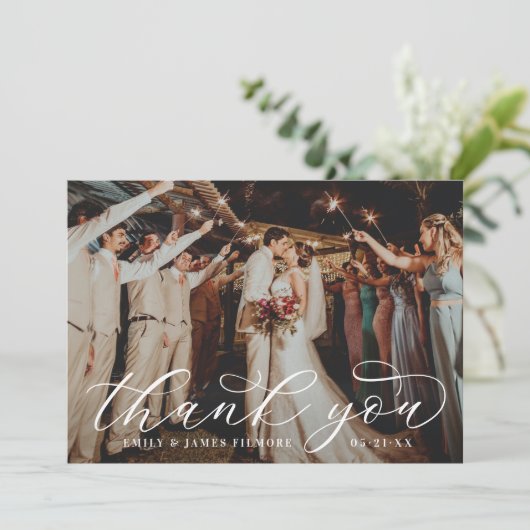 Elegantes Calligraphy Custom Wedding Foto Dankeskarte (Stehend Vorderseite)
