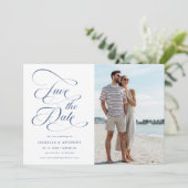 Elegantes Calligraphy Dusty Blue Wedding Foto Save The Date (Stehend Vorderseite)