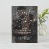 Elegantes Calligraphy Foto Couples Dusche Einladung (Stehend Vorderseite)