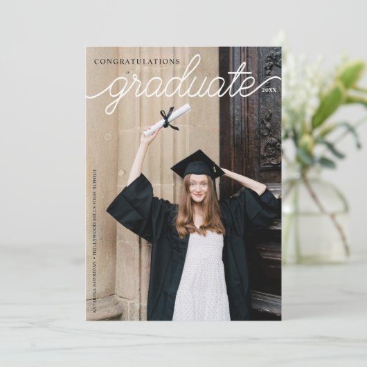 Elegantes Calligraphy Script Abschluss Foto Ankündigung (Stehend Vorderseite)