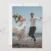 Elegantes Calligraphy Script Beach Foto Hochzeit Einladung (Vorderseite)