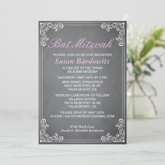 Elegantes Chalkboard Bat Mitzvah Einladung (Stehend Vorderseite)
