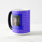 Elegantes Chevron-Muster Abschlussfeier Verwandlungstasse (Vorderseite Links)