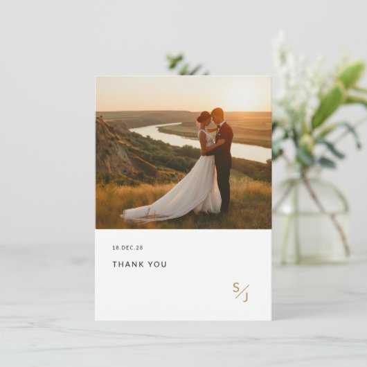 Elegantes Chic Gold Typografy Wedding Foto Dankeskarte (Stehend Vorderseite)