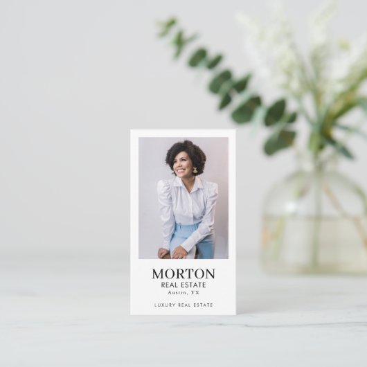 Elegantes Chic Luxury Black and White Realtor Foto Visitenkarte (Stehend Vorderseite)