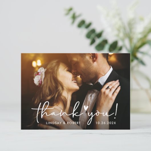 Elegantes Chic Script Liebe Heart Wedding Foto Dankeskarte (Stehend Vorderseite)