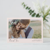 Elegantes Chic Script Wedding Foto Dankeskarte (Stehend Vorderseite)