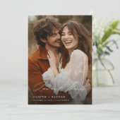 Elegantes Chic Script Wedding Foto Dankeskarte (Stehend Vorderseite)