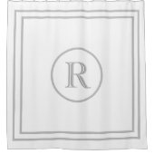 Elegantes Chic White Gray Trim Custom Monogram Duschvorhang (Vorderseite)
