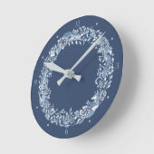 Elegantes Classic Blue & White Animal Wreath Delft Runde Wanduhr (Winkel)