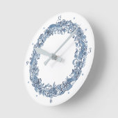 Elegantes Classic Blue & White Animal Wreath Delft Runde Wanduhr (Winkel)