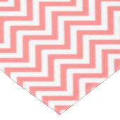 Elegantes Coral Chevrons Muster Tischdecke (Schrägansicht)