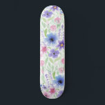 Elegantes Country Pink Lila Blue Watercolor Blume Skateboard<br><div class="desc">Dieses moderne und elegante Muster eignet sich perfekt für die Sommer- und Frühjahrszeiten. Es verfügt über handgestrichene, rosa, lila, blaue, grüne, schwarze und gelbe Aquarellfarben, die auf einem weißen Hintergrund dargestellt sind.***WICHTIGE HINWEIS FÜR DESIGN: Für individuelle Designanforderungen, z. B. passende Produktanfragen, Farbänderungen, Platzierungsänderungen oder sonstige Änderungswünsche, klicken Sie bitte auf...</div>