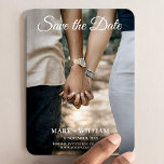 Elegantes Couple Wedding Kleines Foto Save the Dat Magnet<br><div class="desc">💌 ✨ Erstellen Sie mit unserem eleganten Couple Foto Save the Date eine unvergessliche Liebe! Laden Sie sich jetzt herunter und erstellen Sie Ihre moderne Hochzeit speichern Sie das Datum Einladung, das so einzigartig und schön wie Ihre Liebe ist. Ideal für Paare, die Eleganz und Einfachheit suchen. Unser modernes Design...</div>