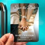 Elegantes Couple Wedding Kleines Foto Save the Dat Magnet<br><div class="desc">💌 ✨ Erstellen Sie mit unserem eleganten Couple Foto Save the Date eine unvergessliche Liebe! Laden Sie sich jetzt herunter und erstellen Sie Ihre moderne Hochzeit speichern Sie das Datum Einladung, das so einzigartig und schön wie Ihre Liebe ist. Ideal für Paare, die Eleganz und Einfachheit suchen. Unser modernes Design...</div>