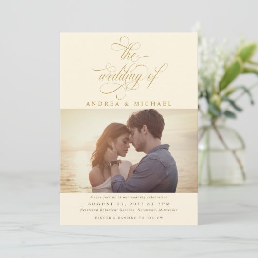 Elegantes Cream Gold Calligraphy Foto Wedding Einladung (Stehend Vorderseite)