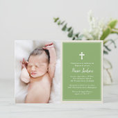 Elegantes Cross Green Foto Taufe Christening Einladung (Stehend Vorderseite)