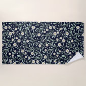 Elegantes Daisy Floral Muster auf dunklem Hintergr Strandtuch (Vorderseite)