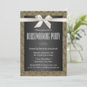 Elegantes Damask Ivory Ribbon Housewarming Party Einladung (Stehend Vorderseite)