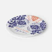 Elegantes Damasmotiv, blaue Korallenhochzeit Pappteller (Schrägansicht)