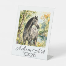 Elegantes Dapplingrau-Pferd am Waldstrom