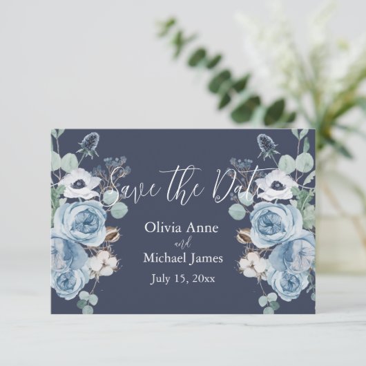 Elegantes Dark Blue & White Floral Script Save The Date (Stehend Vorderseite)