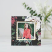 Elegantes Dark Floral Graduation Party Foto Einladung (Stehend Vorderseite)