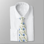 Elegantes Design der Blue Hydragea-Blume Krawatte<br><div class="desc">Entspannen Sie mit diesem eleganten Krawatt mit einem wunderschönen blauen Hydrangea-Blumenmuster. Es ist perfekt für Hochzeiten,  Feierlichkeiten oder jeden Tag anspruchsvoll. Es verleiht jedem Outfit eine raffinierte und zeitlose Touch. Ein exzellentes Geschenk für Trauzeugen,  Profis oder besondere Anlass.</div>