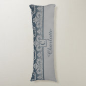 Elegantes Design der Damaskus-Monogramm Seitenschläferkissen (Vorderseite Vertikal)