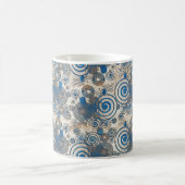 Elegantes Design mit blauem Twirl-Muster Verwandlungstasse (Mittel)