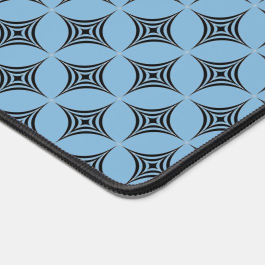 Elegantes Diamond Geometric Muster auf Sky Blue Schreibtischunterlage (Ecke)