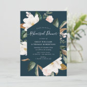 elegantes Drehbuch magnolis Blume Probe Abendessen Einladung (Stehend Vorderseite)