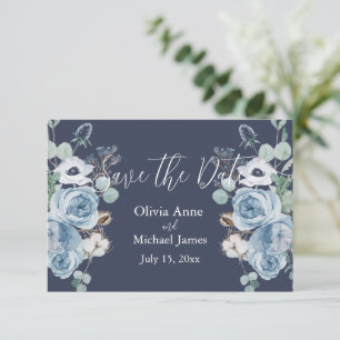 Elegantes Dunkelblau und weißes florales Skript Save The Date