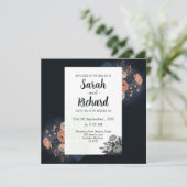 Elegantes dunkelblaues Blumendesign mit Peach Akze Einladung (Stehend Vorderseite)