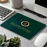 Elegantes, dunkelgrünes Leder Luxus Gold RUND Logo Mousepad<br><div class="desc">Mit diesem smaragdgrünen Lederprint-Mauspad, das Stil und Funktionalität kombiniert, können Sie Ihren Arbeitsbereich erweitern. Mit einem luxuriösen Gold-Logo und der Möglichkeit, zwei Zeilen Text hinzuzufügen, ist dieses Mauspad perfekt für die Personalisierung mit Ihrem Namen, Ihrer Firma, Ihrer Firma oder anderen Details Ihrer Wahl. Ideal für kleine Unternehmen oder Unternehmen, die...</div>
